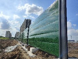 小草綠彩鋼瓦與藍(lán)色彩鋼瓦哪個好？【旭東圍擋】