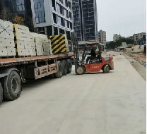 圍擋基礎(chǔ)塊的具體材質(zhì)有哪些，各自的優(yōu)缺點(diǎn)是什么？【旭東圍擋】