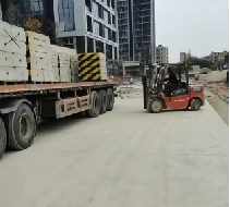 圍擋基礎(chǔ)塊與預(yù)制混凝土立柱相比有什么區(qū)別？【旭東圍擋】