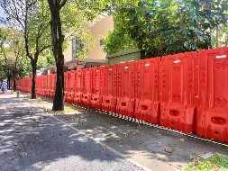 鋼結(jié)構(gòu)圍擋和水馬圍擋有什么區(qū)別？【旭東圍擋】