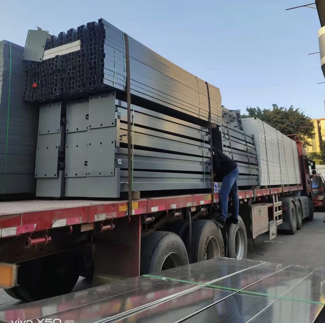 深圳抗疫刻不容緩，旭東鋼構(gòu)-鋼結(jié)構(gòu)a款圍擋持續(xù)發(fā)貨中